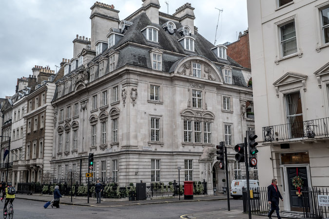 أحد الشقق الفخمة المملوكة للمك سالمان في بريطانيا