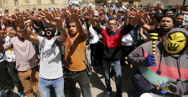 شباب مؤيدين للإخوان المسلمين